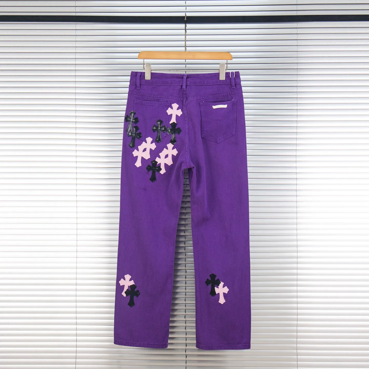 P240 Chrome Hearts Overseas limited edition violet patchwork leather cross hot girl couple jeans are a hot item this season and are sought after by countless celebrities and fashionistas. The neat details of the cutting process add color to the playful fashion! The neat and meticulous design, and the well-fitting structure is unique. The upper body not only has outstanding recognition, but also looks younger and younger. A style with the ultimate wearing meaning and performance, gorgeous color matching, and the craftsmanship of this style is also extremely extraordinary. After the finished product is washed, it is disassembled and hand-made with sheepskin cross leather and then spliced ​​together to complete. The whole piece has too many craftsmanship to describe. It is decorated with patchwork cross flowers and high-waisted washed jeans! ! Absolutely high-end luxury product, a god-level single product, a super popular product, made by top heavy industry, a magic weapon that cannot be missed to hit the streets. Style number: 1837 Size: 28 30 32 34 Color: purple